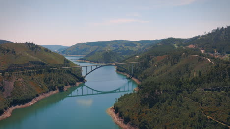 Valle-Del-Río-Zezere-En-El-Centro-De-Portugal-Con-Puente-Largo-Disparo-De-Drone