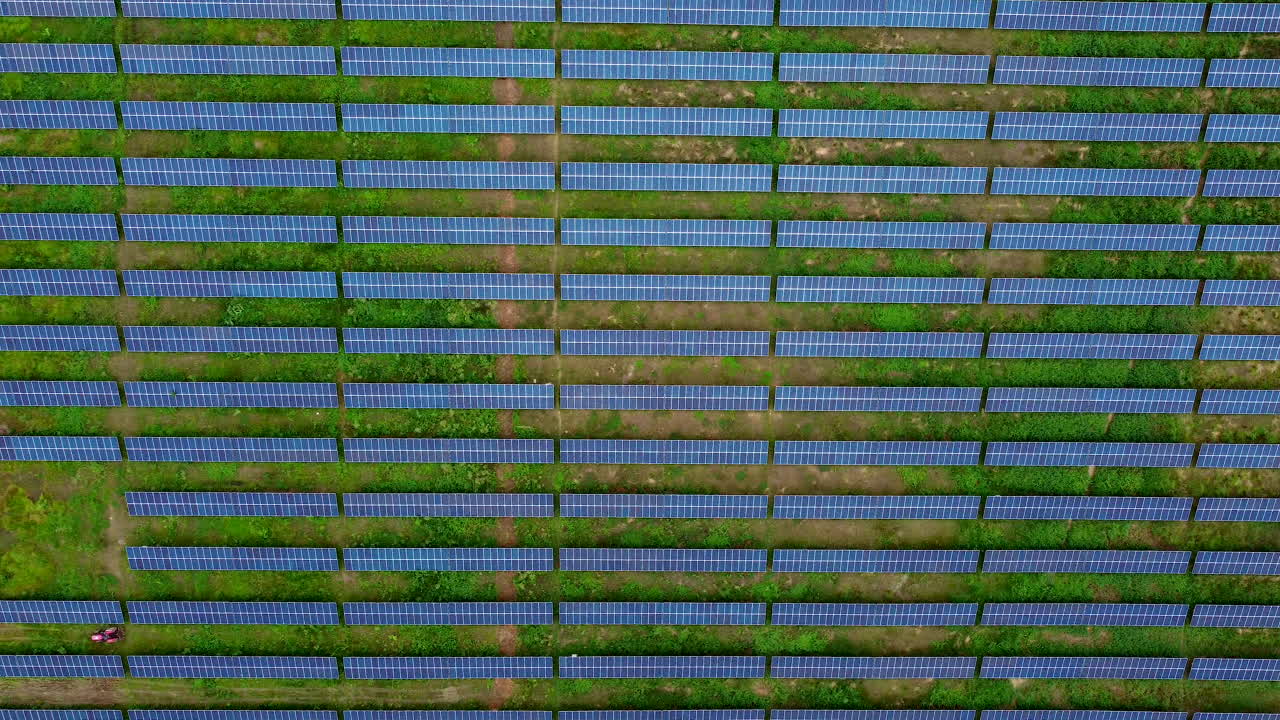 태양으로부터 깨끗한 재생 에너지를 생산하는 태양열 농장의 태양열 패널 행