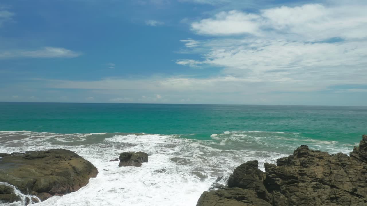 코스타리카 의 야생 해안선 에 있는 바위 위 에 있는 외로운  ⁇ 나무, 공중