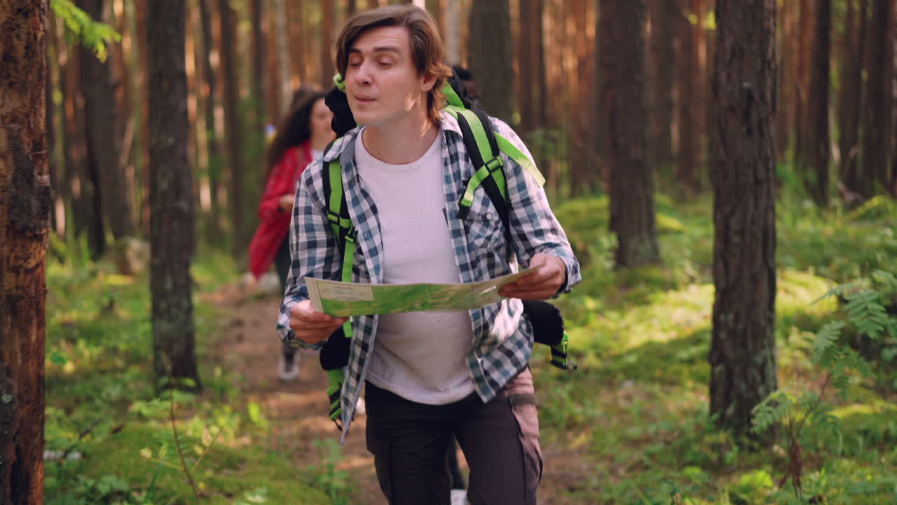 친구 들 이 숲 에서 산책 하고 있다