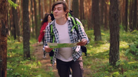 amigos haciendo senderismo en un bosque.