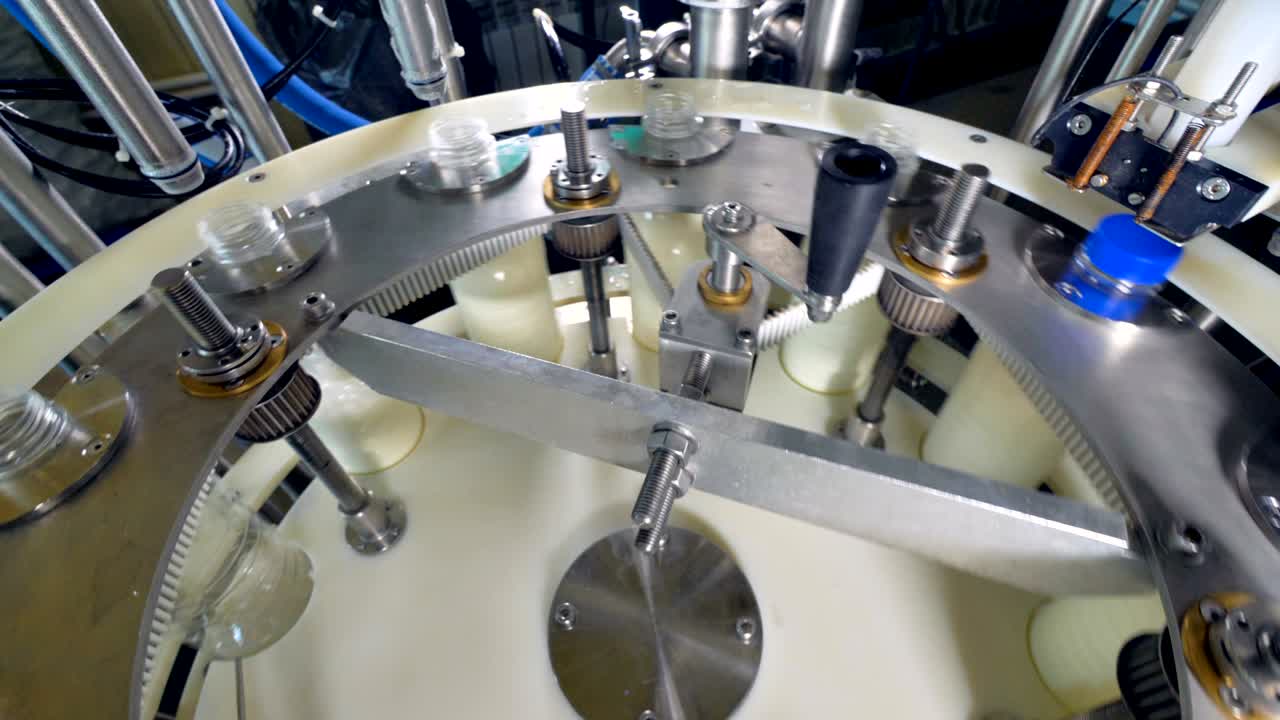 우유 병을 자세히 채우는 클로즈업입니다.