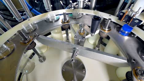 un primer plano de una botella de leche llenándose en detalle.