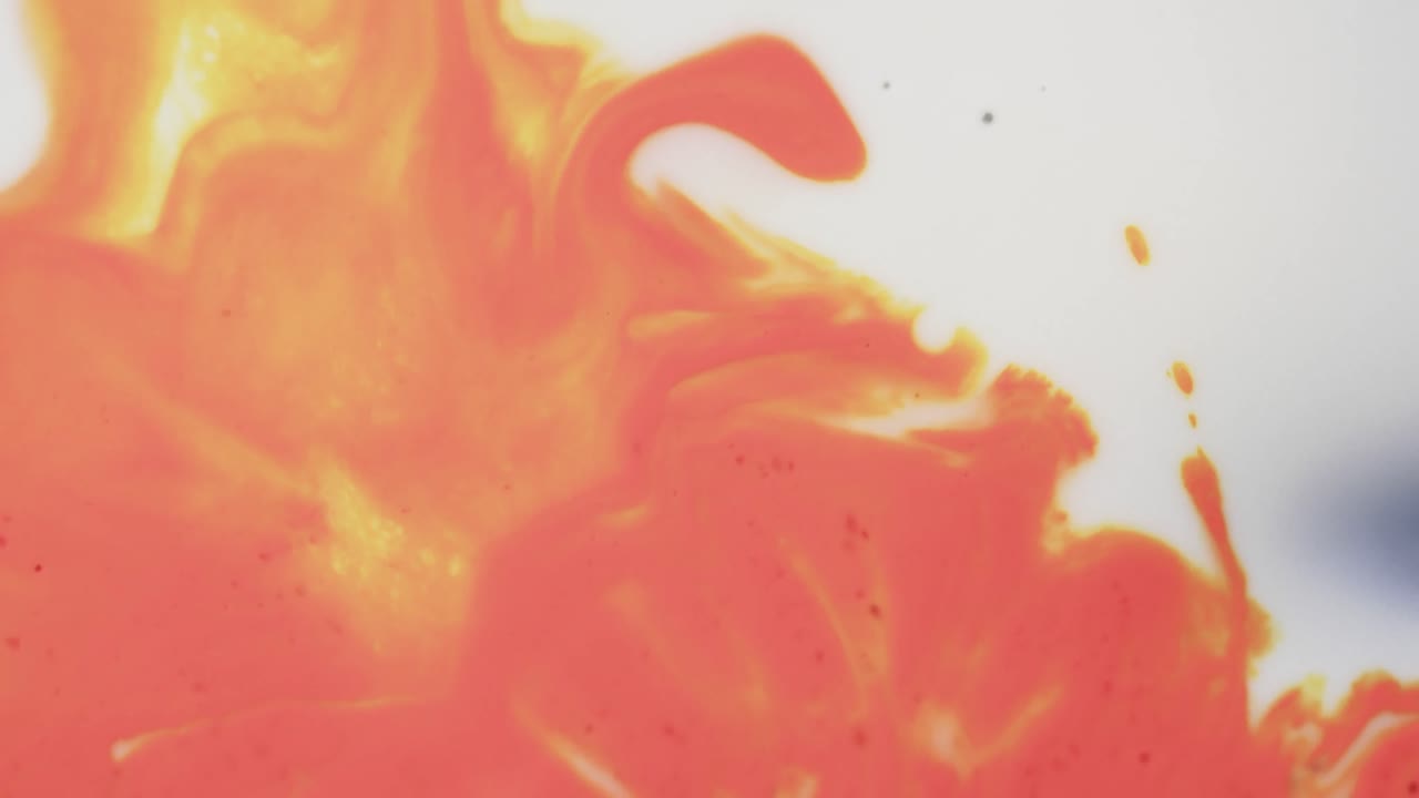 video de primer plano de tinta roja y amarilla en el agua con espacio para copiar