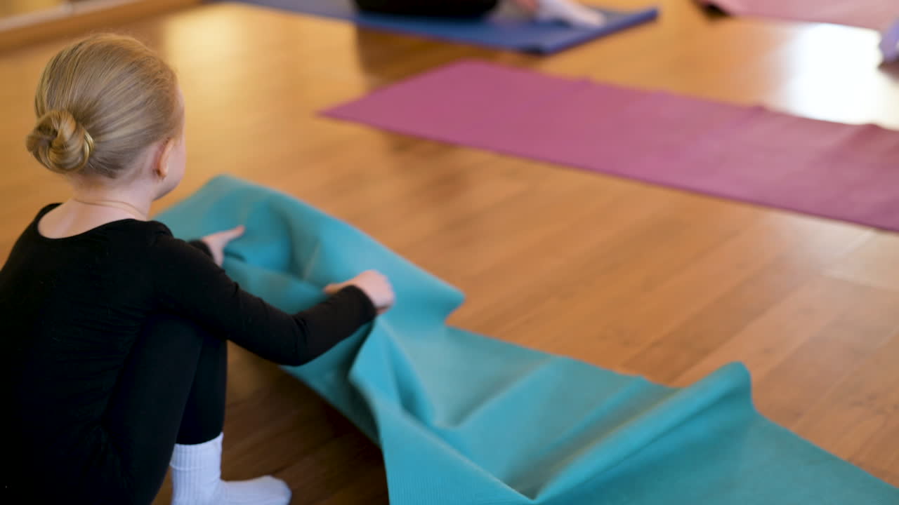 클래식 댄스 수업에 있는 아이