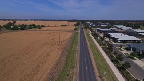 Murray-Valley-Highway-In-Der-Nähe-Von-Yarrawonga-Mit-Neuen-Häusern-Und-Weizenfeldern-Auf-Beiden-Seiten-Der-Straße