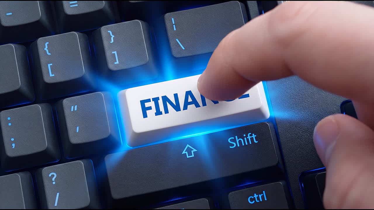 Primo piano di un tasto della tastiera etichettato 'finanza' illuminato da luce blu