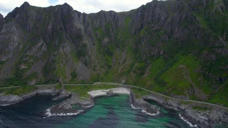 Entlang-Der-Malerischen-Route-Vorwärts-Zu-Einem-Wunderschönen-Sandstrand-Im-Norden-Norwegens-Fliegen