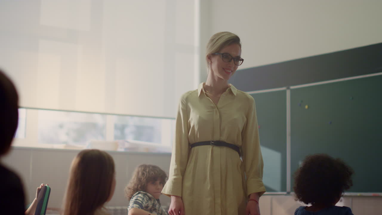 maestro dando una lección con los estudiantes. maestro de escuela explicando la lección a los alumnos
