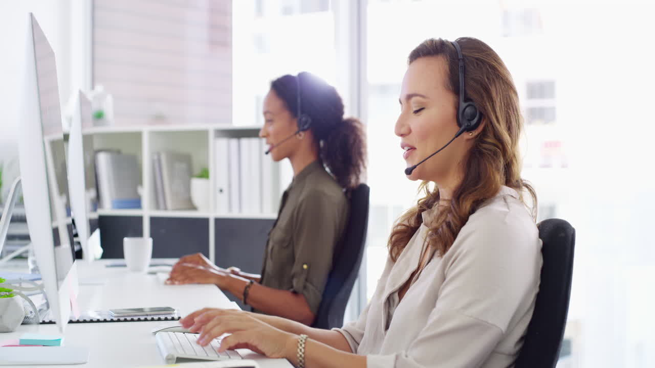 una mujer joven usando una computadora