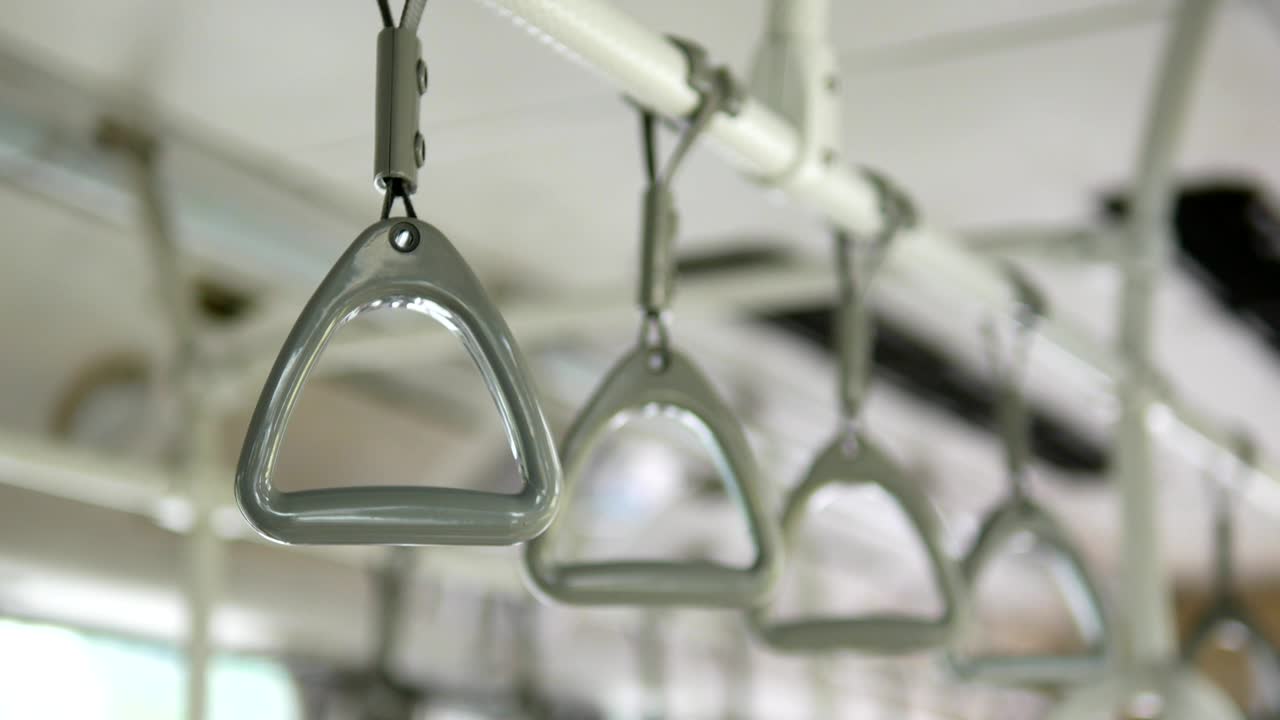 ручки в автобусе для стоящих пассажиров