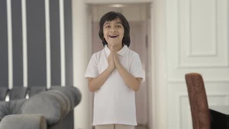 Niño-Indio-Feliz-Recibiendo-Una-Sorpresa