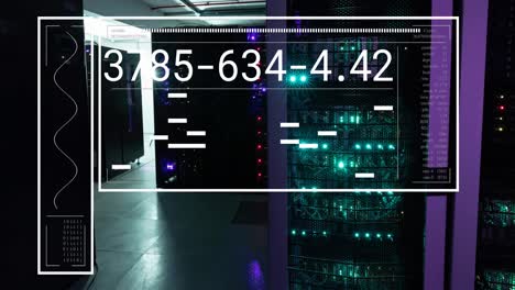 procesamiento de datos a través de servidores brillantes en la habitación oscura del servidor de la computadora.
