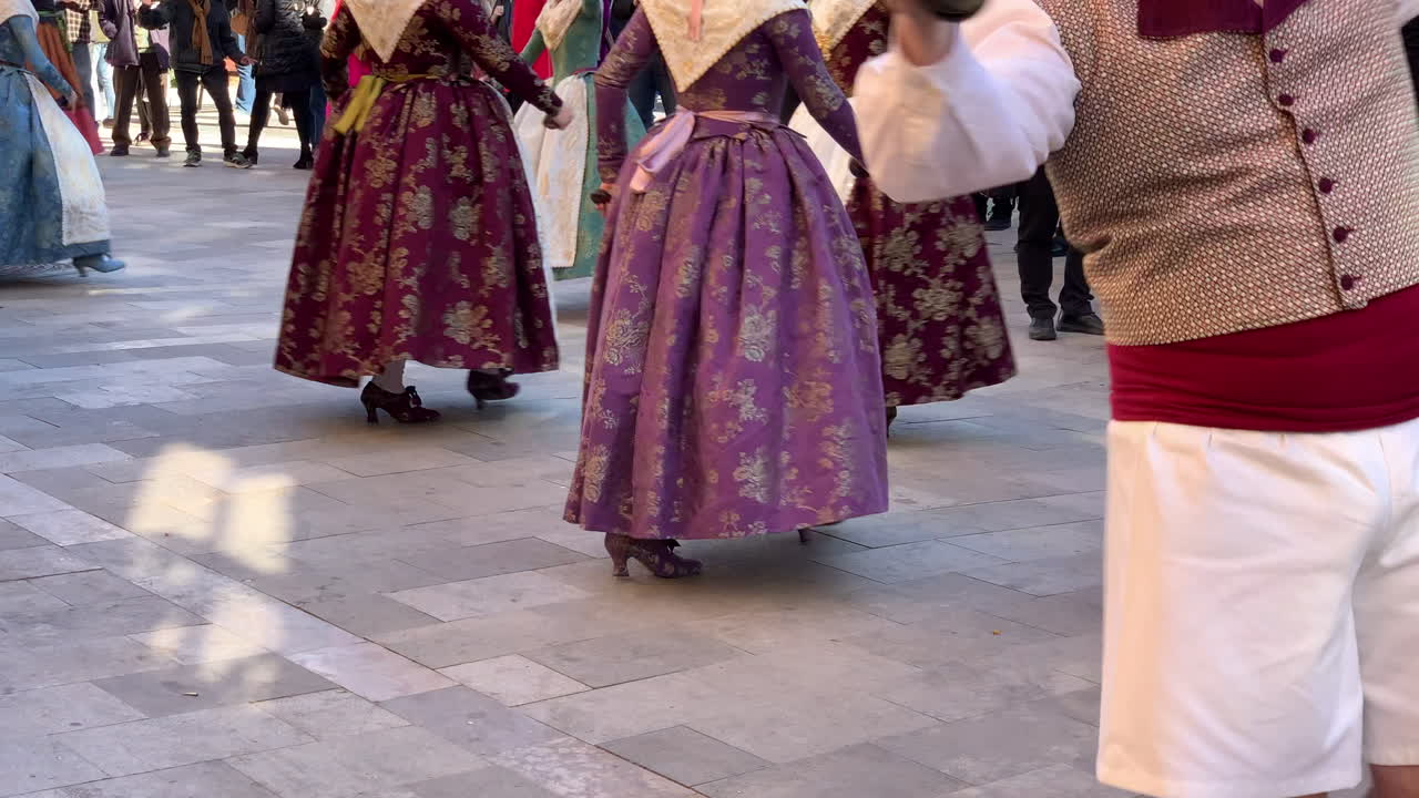grupo de personas vestidas con la ropa tradicional de la fiesta de las fallas realizando un baile típico