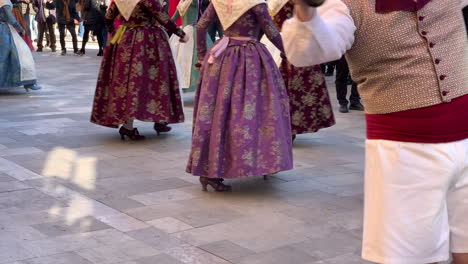 gruppe von menschen in der traditionellen kleidung des fallas-festes, die einen typischen tanz aufführen