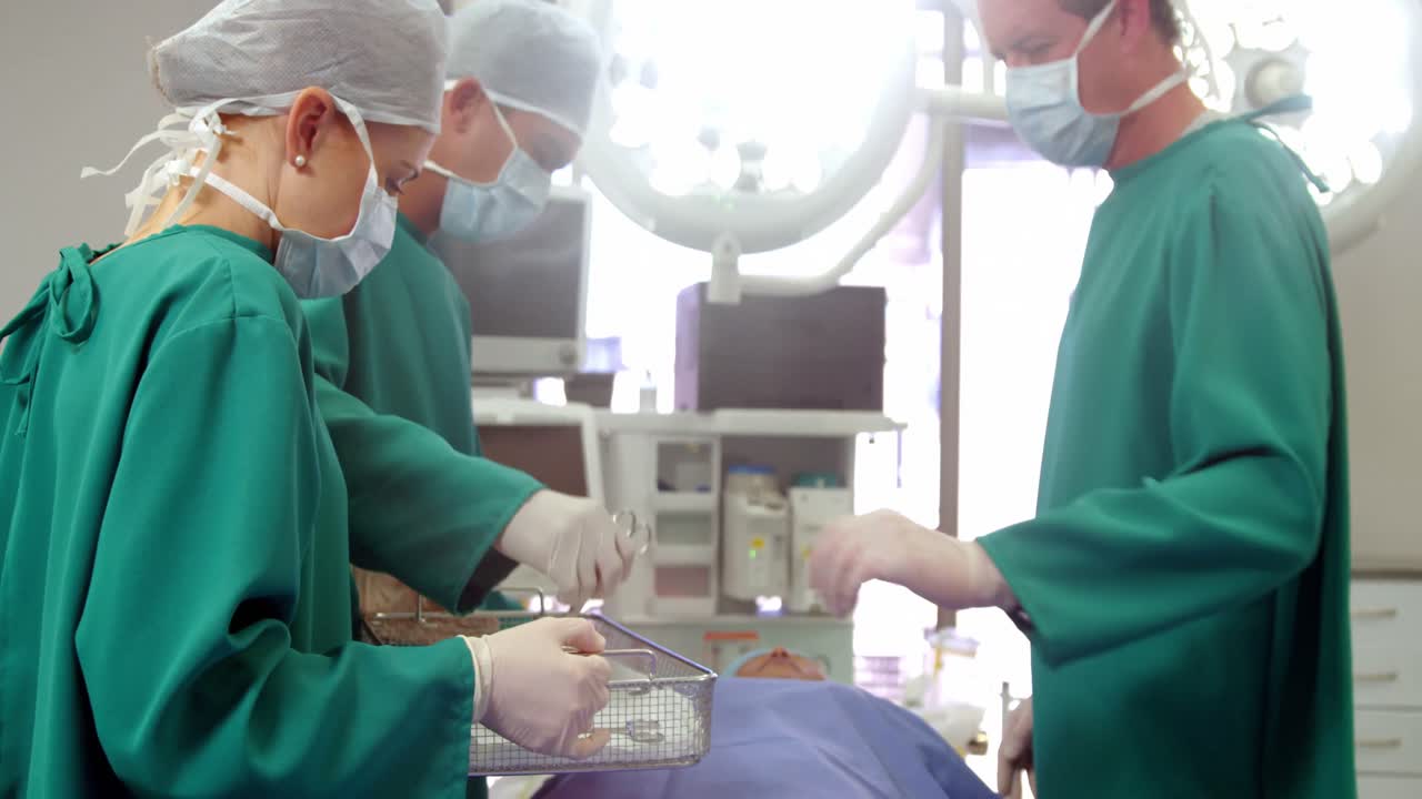 수술실에서 수술을 하는 외과 의사 들