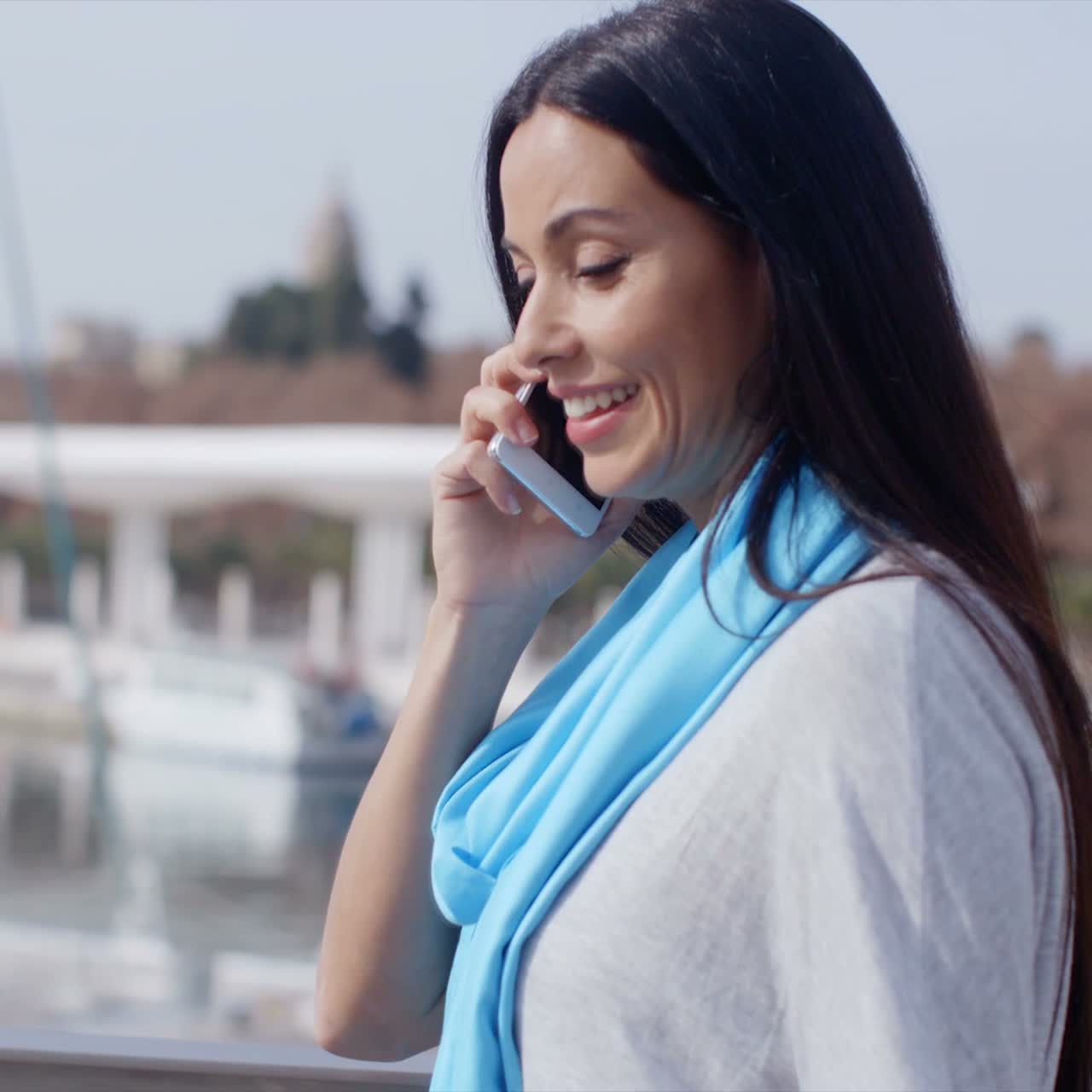 mujer mirando por encima del hombro mientras habla por teléfono