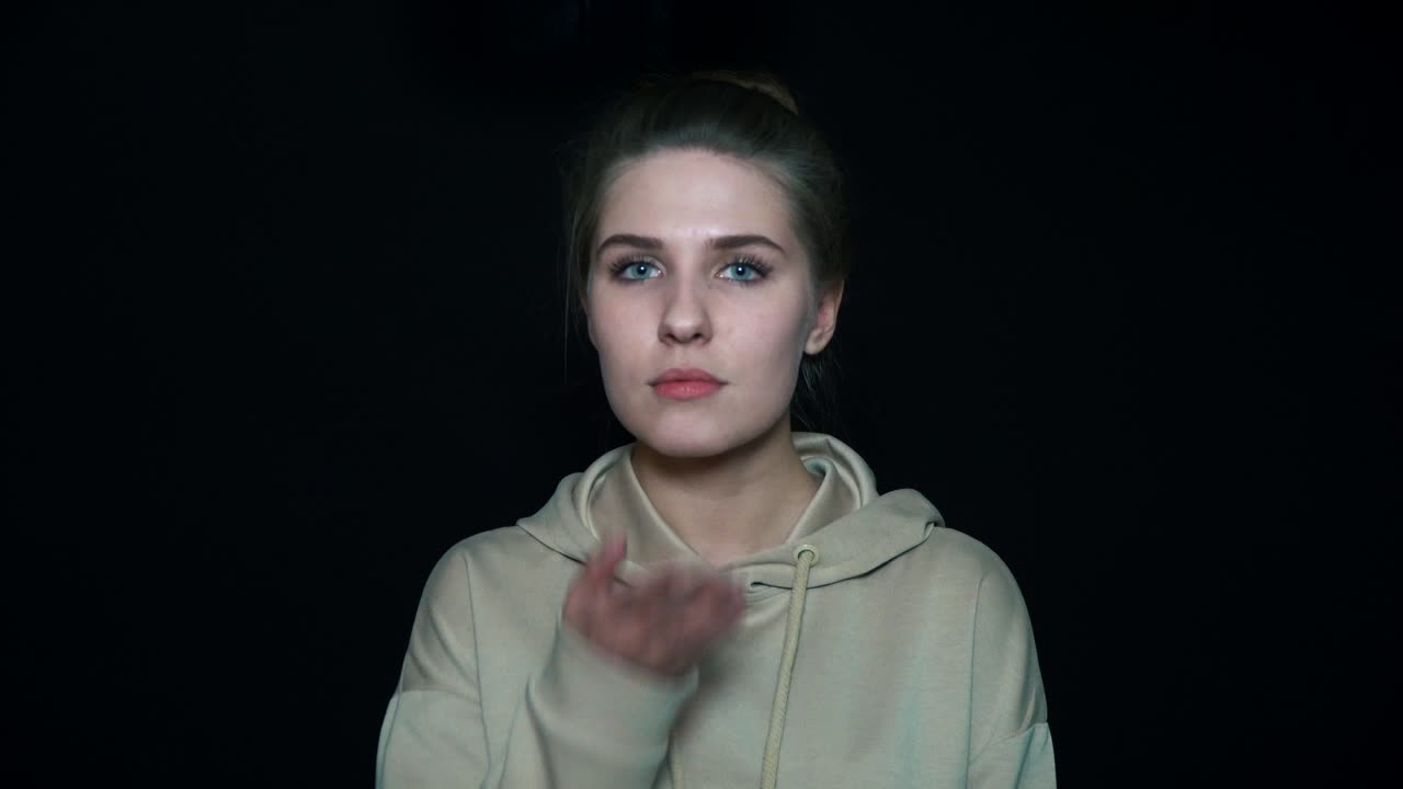 una mujer joven soplando un beso