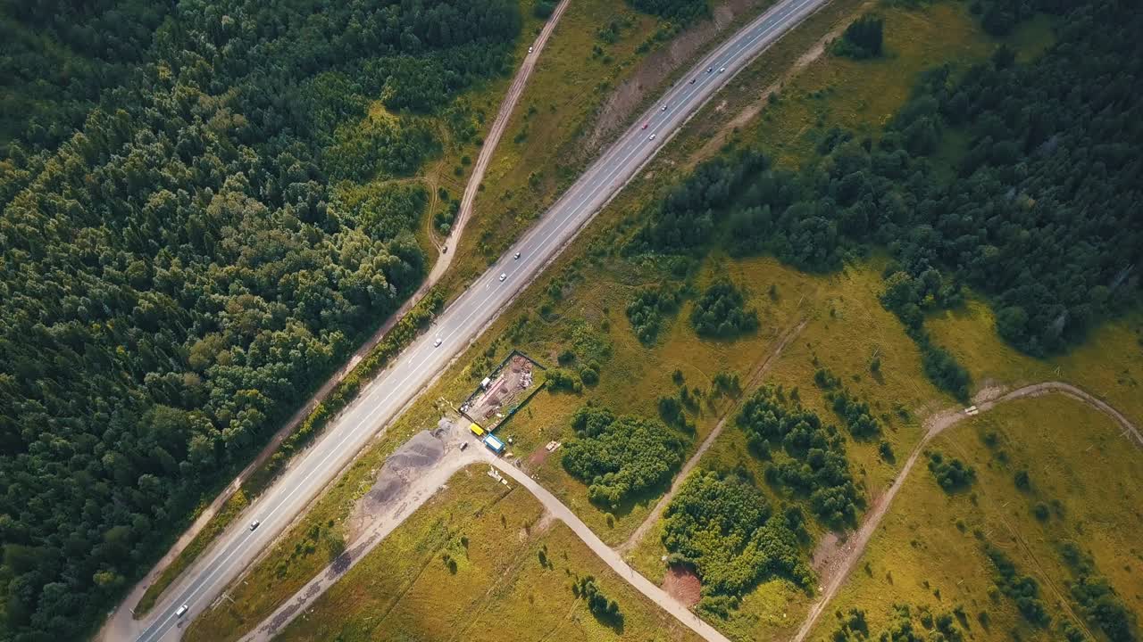vista aérea de la carretera a través del bosque y el campo