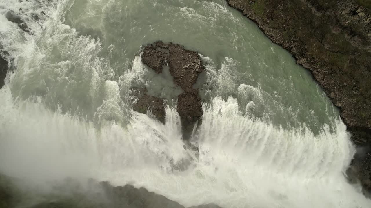 아이슬란드의 강력한 폭포