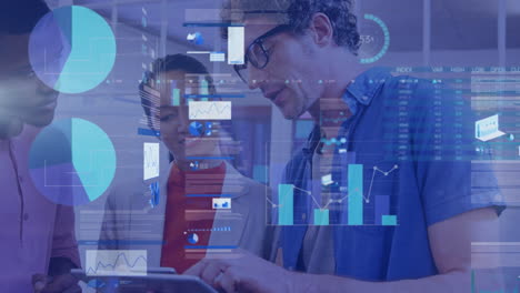 animación de datos financieros y gráficos sobre diversos compañeros de trabajo en la oficina