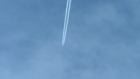 estelas en el cielo azul del avión volador, visto desde la cabina debajo