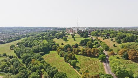 Verdant-hilltop-in-Alexandra-Park,-London