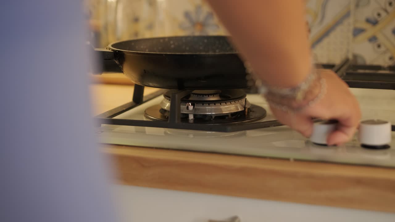 가정에서 일상 생활을 즐기고, 거실에서 휴식을 취하고 부에서 식사를 하는 임신 한 여성. 이 장면은 편안함, 모성, 그리고 편안한 환경에서 자기 관리의 순간을 강조합니다.