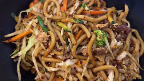 Deliciosos-Fideos-Udon-Picantes-De-Pollo-Y-Ternera-Con-Verduras,-Fideos-Fritos-Al-Wok,-Cocina-Asiática,-Tiro-De-4k