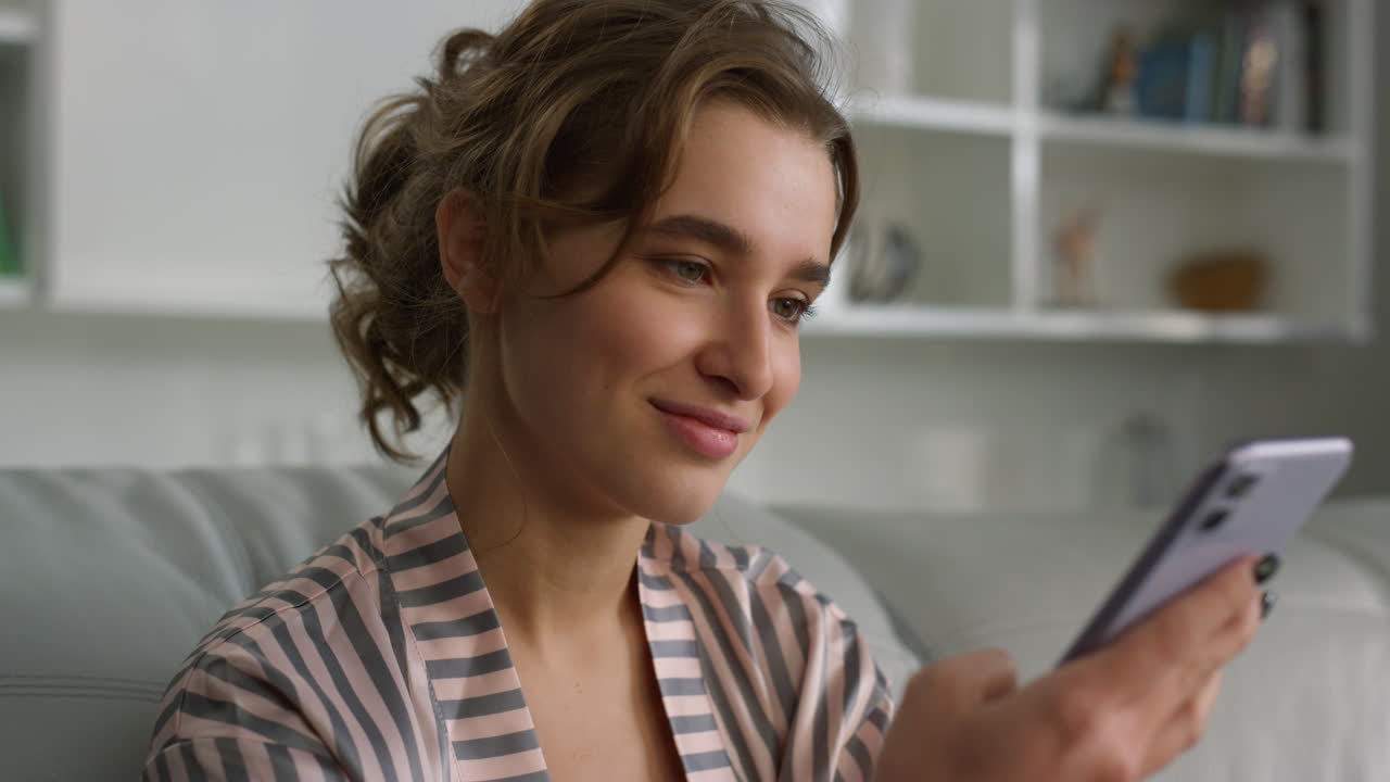 chica sonriente haciendo compras en línea en primer plano por la mañana. mujer atractiva enviando mensajes de texto a un amigo