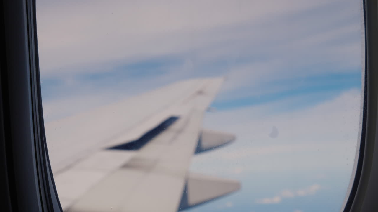 Silhouette di figurina di casa nel finestrino dell'aereo