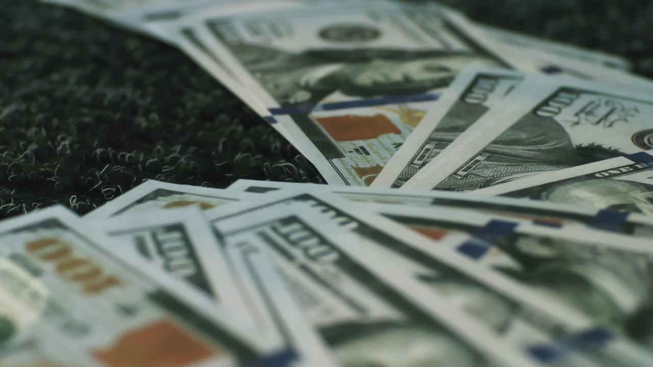 американские доллары на темном ковре