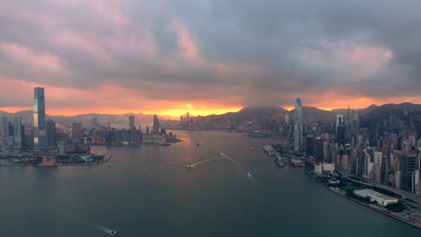 Filmischer-Hyperlapse-Von-Wolken-über-Victoria-Harbour-Während-Des-Goldenen-Sonnenaufgangs