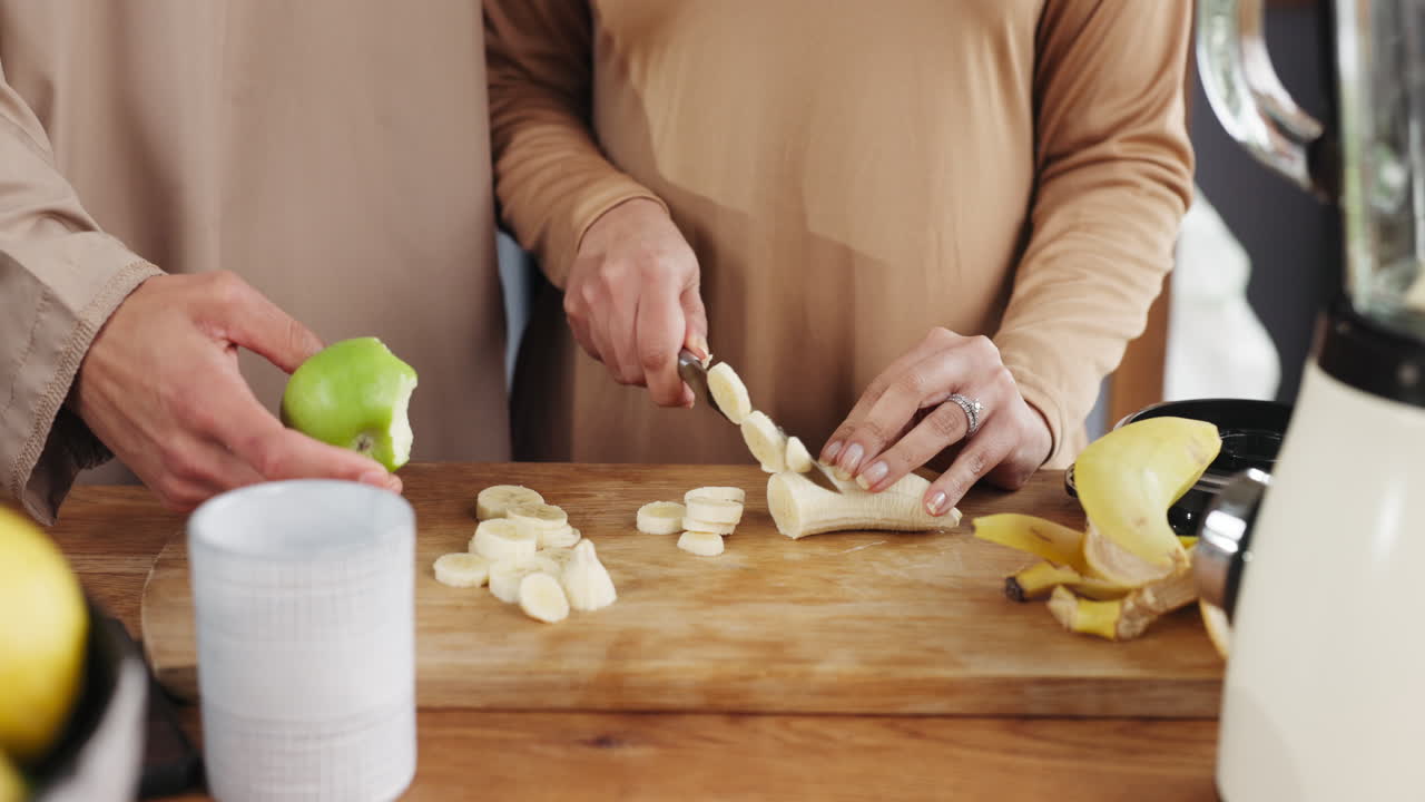 Primo piano di mani che tagliano una banana per un frullato salutare