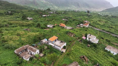 Vista-Aérea-De-Casas-De-Pueblo-Y-Campos-Agrícolas,-En-El-Interior-De-La-Isla-De-Santiago,-Cabo-Verde.