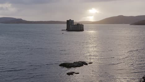 Toma-Del-Antiguo-Castillo-De-Kisimul-Y-El-Mar-Alrededor-De-La-Bahía-De-Castillo-En-La-Isla-De-Barra-En-Una-Noche-Nublada