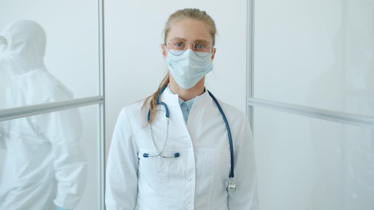 доктор в защитном снаряжении.