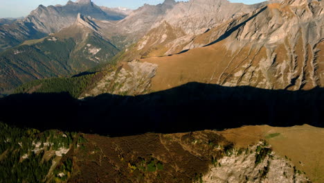 Vista-Aérea-De-La-Montaña-De-Los-Prealpes-En-Otoño-Cerca-Del-Pueblo-De-Morcles-En-Vaud,-Suiza