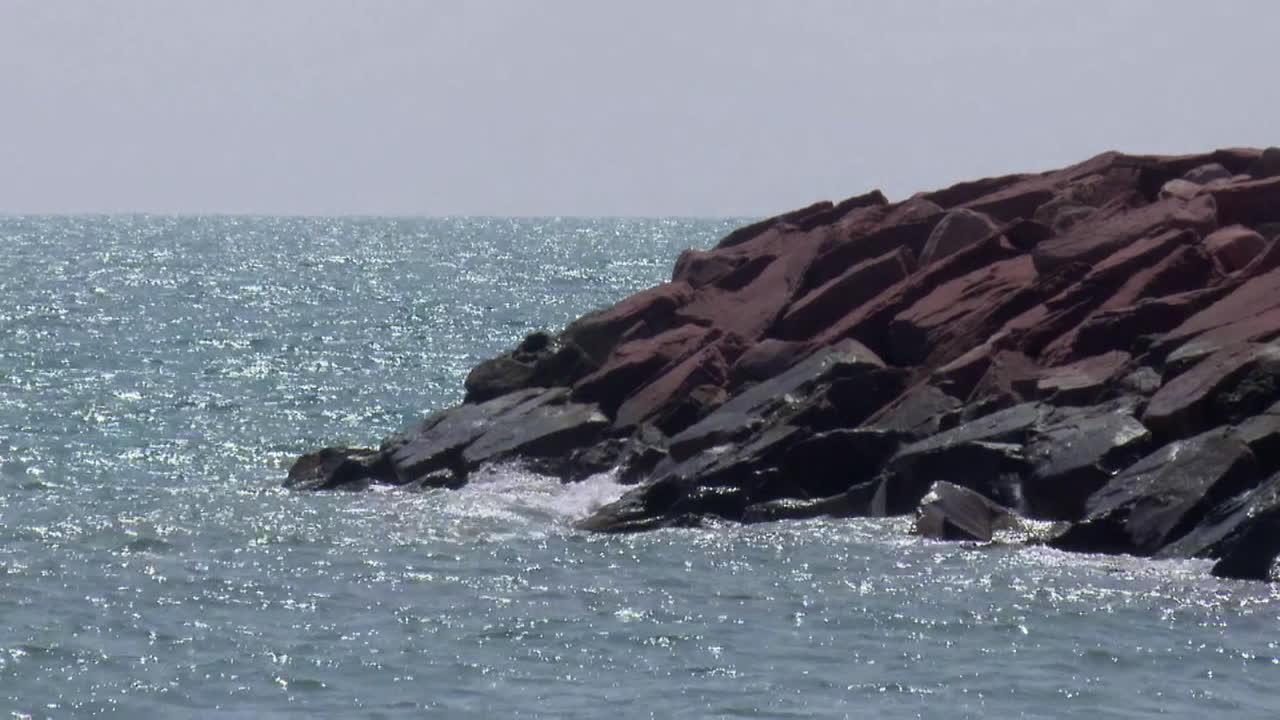 파도가 있는 바위가 있는 해안선