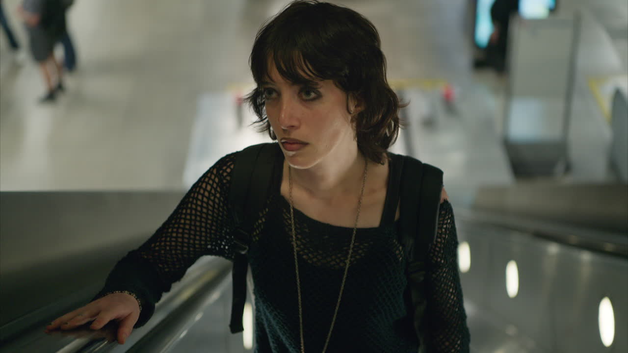 런던 지하철역에서 에스컬레이터를 타고 올라가는 여성의 근접 촬영 실시간 촬영