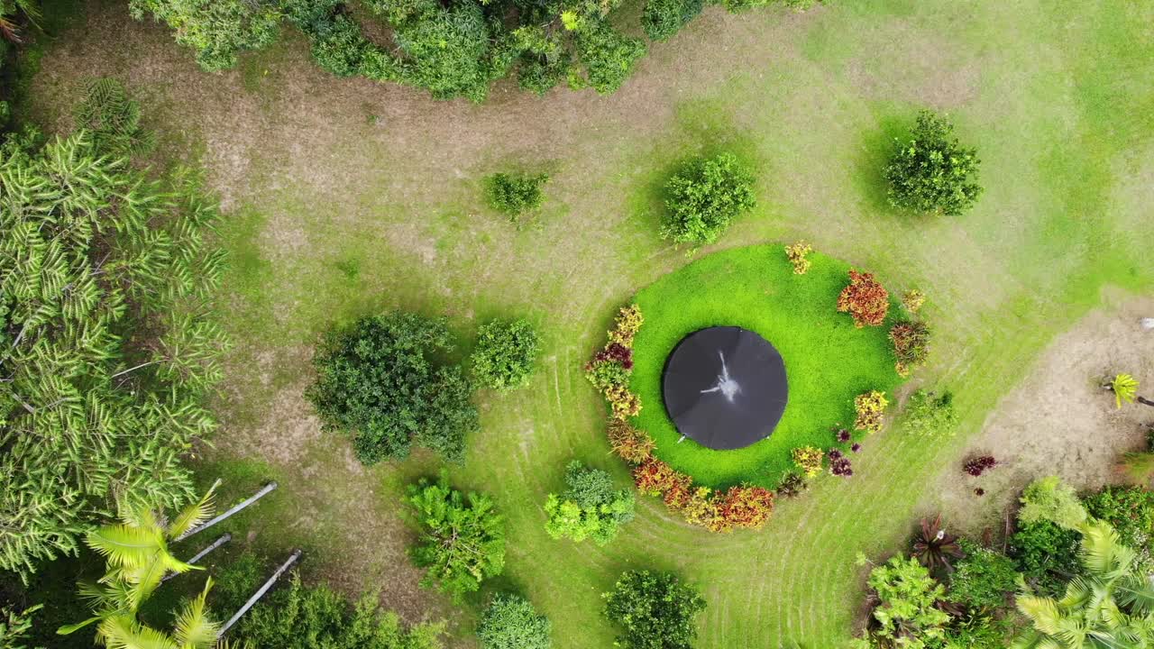 하와이 에서  ⁇ 은 재산 에 있는 유역 물  ⁇ 크 를 날아다니는 것