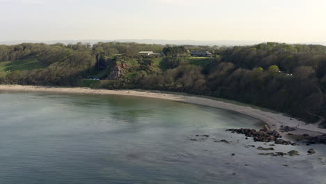 Una-Vista-Aérea-De-La-Playa-Seacliff-Cuando-El-Sol-Comienza-A-Ponerse,-East-Lothian,-Escocia