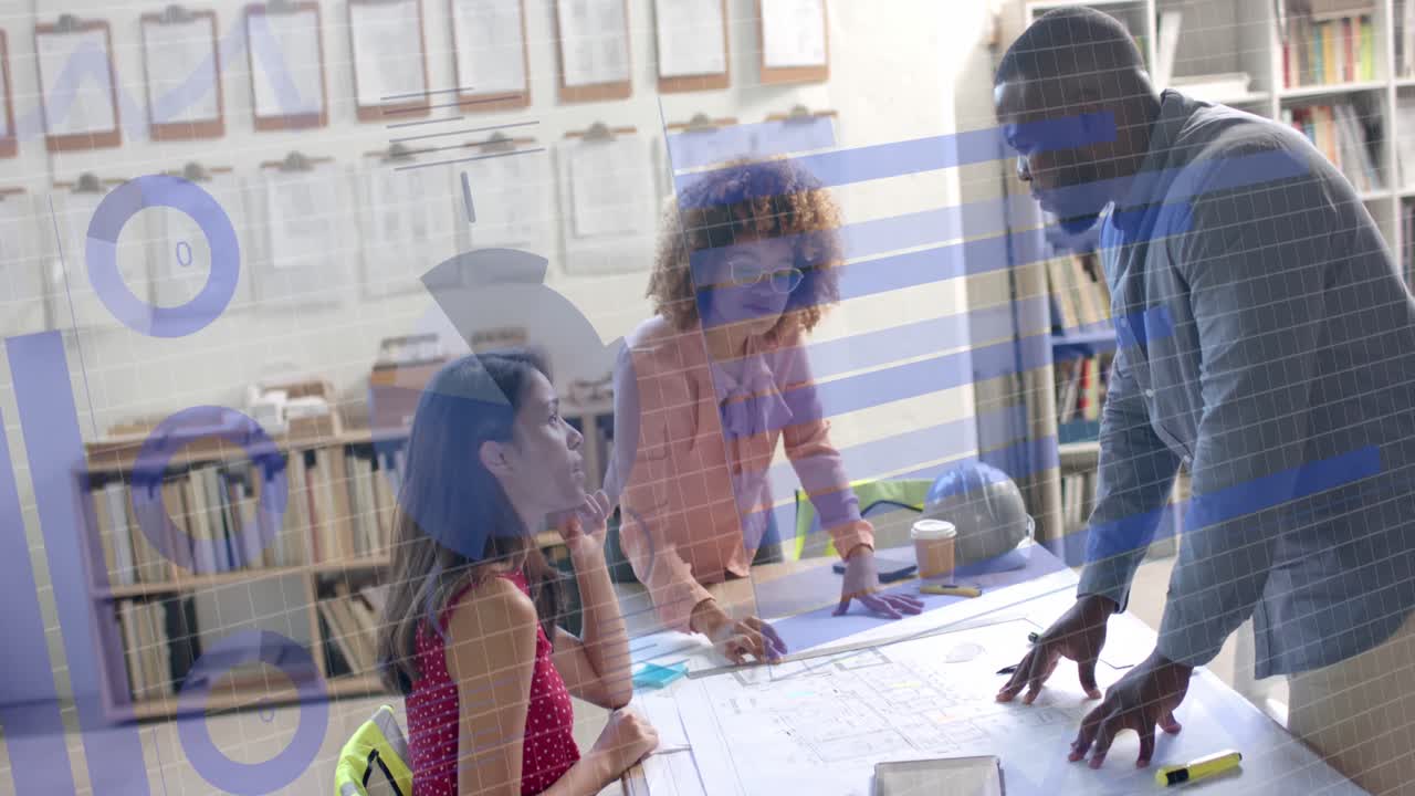 procesamiento de datos en la interfaz a través de diversos arquitectos discutiendo planos en la oficina