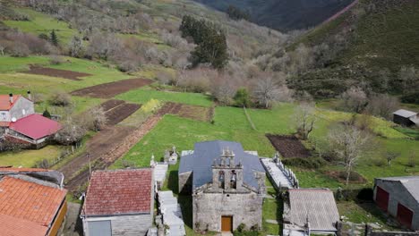 Vista-Aérea-De-La-Iglesia-De-Rebordechao,-Galicia-Rural,-España.