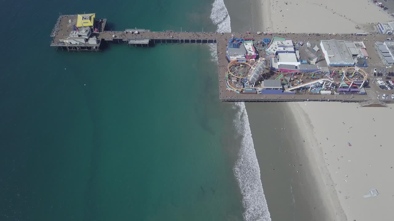 toma aérea de un dron del muelle de venice beach pacific park