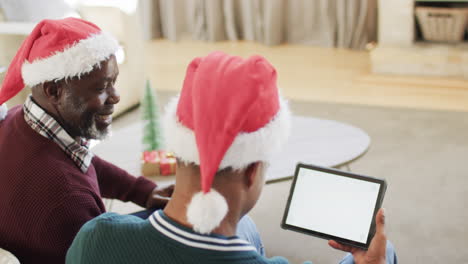 Feliz-Padre-E-Hijo-Afroamericanos-Teniendo-Videollamada-De-Tableta-Navideña,-Espacio-Para-Copiar,-Cámara-Lenta