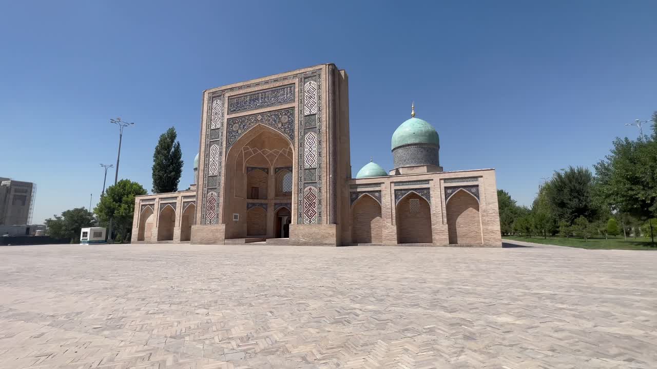 4k gimbal shot: acercándose al complejo hazrati imam, tashkent, uzbekistán