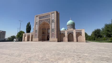 Toma-De-Cardán-De-4k:-Acercándose-Al-Complejo-De-Imanes-Hazrati,-Tashkent,-Uzbekistán