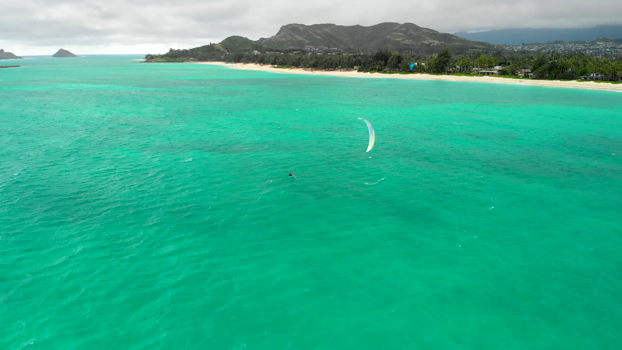 카일루아 베이에서 카이트 보더의 공중
