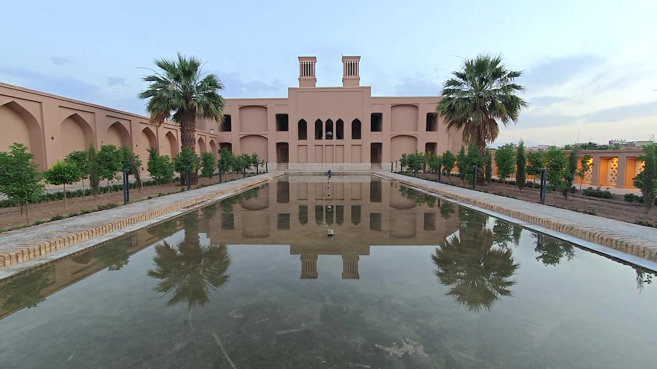 Architettura persiana tradizionale con specchio d'acqua al tramonto
